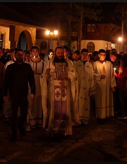 Священник Миодраг Тодорович у церковных ворот сразу после службы, в духе любви и единства, обращается к собравшимся верующим и детям во время великого национального собрания в Златиборе.