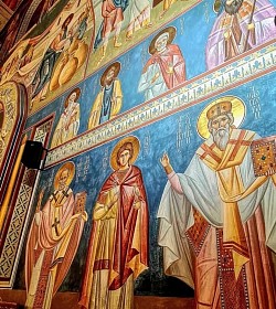 фреска со святыми воинами в византийской синей цветовой гамме.