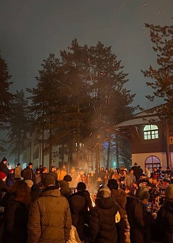 Зажигание рождественской елки и большой костер на церковном дворе в канун Рождества