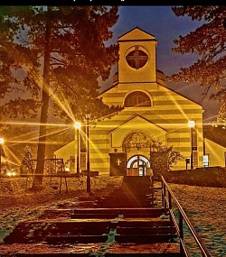 Церковь Преображения Господня ночью с декоративной подсветкой.