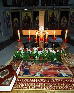 Священник Деян Воисавлевич несет плащаницу во время вечерней службы в Страстную пятницу.