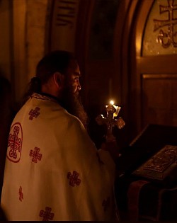 Вечернюю службу проводит священник Миодраг Тодорович.