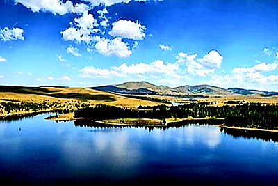 Идиллия Златибора под ясным небом — оздоровительные тропы и чистый горный воздух в укромных деревнях западной Сербии.