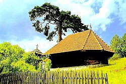 Ветви серебристой березы контрастируют с темными и тяжелыми кронами сосен. Замерзшая поверхность озера трескается под давлением низких температур, создавая узоры, похожие на сеть. Орлы парят на воздушных потоках над высочайшими горными вершинами. Копыта лошадей в мягкой грязи рядом с лесным родником. Полная белизна горной поляны, где не видна граница между землей и небом. Одинокая каменная хижина без окон, спрятанная в укрытии крутого утеса. Аромат сухих хвойных деревьев и дикой мяты распространяется по теплым склонам. Цветущие полевые розы рядом со старой каменной оградой, разделяющей два пастбища. Длинные тени деревьев, покрывающие всю долину в сумерках. Известняковые скалы, размытые ветром и дождем, похожие на природные скульптуры. Быстрый горный ручей, несущий белые камни вниз по склону после дождя. Гравийная дорога, извивающаяся вдоль самого