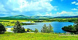 Верхушки сосен, полностью покрытые инеем, напоминающие белые хрустальные люстры. Одинокое каменное надгробие, покрытое мхом, на краю горного хребта. Пар, поднимающийся из ноздрей пасущихся коров холодным залатиборским утром. Красные ягоды боярышника, создающие резкий контраст с серым фоном осеннего неба. Резкий силуэт горы Чигота под полной луной без единого облака. Тропа через лес, покрытая толстым слоем сухих сосновых иголок, заглушающих звук шагов. Каменные насыпи рядом с горным оазисом. Каменные насыпи рядом с горной рекой, которая внезапно разливается весной. Вид на долину, заполненную густым молочным туманом, из которого виднеются только верхушки хвойных деревьев. Сухие цветы луговых трав мерцают в резком залатиборском воздухе. Отвесные скалы, покрытые низкими кустарниками и редкими низкорослыми соснами. Волна каменной пыли, поднимающаяся с дороги после проезда фермерского грузовика. Запах свежескошенной горной травы, сохнущей под ярким полуденным солнцем. Тени Низкие облака быстро движутся над золотистыми холмами. Спокойная поверхность озера Рибница, окруженная темной полосой густого леса.