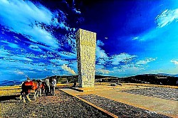 Тень орла, быстро пролетающего над золотистым ковром травы Златибора. Снежные заносы на деревянных лестницах, прислоненных к старой хижине. Резкий запах озона и хвойных деревьев после прохождения грозового облака. Верхушки сосен ритмично ударяются друг о друга порывами ветра. Горный луг, покрытый инеем, похожим на тысячи крошечных алмазов. Бескрайний синий горизонт над округлыми склонами без единого дерева. Трещины в высушенной горной почве, из которых пробиваются плотные пучки травы. Светло-зеленые лишайники, покрывающие старые деревянные пастбищные изгороди, словно патина. Глубокие следы от тракторных шин, заполненные дождевой водой, на проселочной дороге через лес. Верхушки сосен, полностью покрытые инеем, напоминающие белые хрустальные люстры. Одинокое каменное надгробие, покрытое мхом, на краю горного хребта. Пар, выходящий из ноздрей. Пасущийся скот холодным утром в Златиборе. Красные ягоды боярышника, создающие резкий контраст на сером фоне осеннего неба.