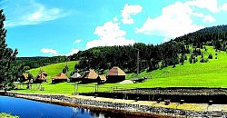 Низкие кусты черники, которые осенью приобретают цвет темного вина. Узкое ущелье, через которое постоянно воет ветер, создавая горную музыку. Слоистые облака, нагромождающиеся на вершинах, словно тяжелая шерсть. Отражения деревьев в лодках на дороге, похожие на абстрактные картины. Дикая орхидея, одиноко цветущая в тени большой известняковой скалы. Крутые участки серого известняка, усеянные вертикальными линиями от дождевой воды. Одинокий пастух на горизонте, сливающийся с темным силуэтом горы в сумерках. Короткие горные тени, скрывающиеся под каменными кустами и можжевельником в полдень. Замерзшие источники на скалах, похожие на окаменевшие водопады из белого стекла. Вид на Торник из Чиготы сквозь прозрачную дымку солнечного октябрьского дня. Золотые нити горной травы, застрявшие в прозрачном льду после ледяного дождя.