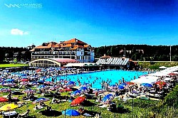 Золотистые нити горной травы, застывшие во льду после ледяного дождя. Узкие расщелины в камне, высеченные холодной горной водой за столетия. Темная земля, выглядывающая из-под снега в местах с самым сильным ветром. Группа сосен на краю обрыва, наклоненного под нелогичным углом. Сеть крошечных трещин в коре столетней ели, заполненных затвердевшей смолой. Белая каменная тропа, затерянная в темно-зеленом туннеле густого хвойного леса. Безлесная горная вершина, где только небо касается острой и сухой травы. Пучки влажного папоротника, склоняющиеся над небольшим горным ручьем. Запах горящей сосны, распространяющийся из далекой деревушки по холодному воздуху. Серебристые чешуйки лишайника на ветке, давно высохшей от молнии. Вид на пастбища, которые вдали выглядят как смятый зеленый шелк. Сапсан, неподвижно парящий на ветру над каньоном реки Увац.