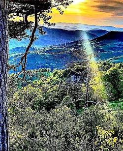 Кристально чистое голубое небо над вершиной Торника без следа смога или пыли. Золотистые нити солнечного света пробиваются сквозь щели старого деревянного сеновала. Сеть горных ручьев, переплетающихся на склоне, словно серебряные жилы. Замерзшие вершины высокой травы, трескающиеся под тяжестью первого снега. Старые стога сена, защищенные нейлоном, на отдаленной и пустынной поляне. Тишина в каньоне, изредка нарушаемая лишь небольшим камнепадом вдали. Огромная груда камней на самой вершине холма, служащая ориентиром для туристов. Вихревой снежный пух, поднимаемый ветром с замерзших пастбищ Златибора. Старая сосна с голыми корнями, судорожно цепляющаяся за скалистый склон. Светло-серая кора букового леса, мерцающая в лунном свете, как металл. Одинокая горная тропа, покрытая мелким гравием, ведущая в неизвестность. Красный горизонт над темными горными очертаниями за несколько минут до полной темноты.