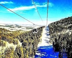 Темные пещерные отверстия в известняковых пластах, до которых редко добираются человеческие ноги. Сеть сухих веток и хвои на поверхности лесного пруда. Дикие пчелы жужжат вокруг горного вереска под жарким солнцем. Тень орла, быстро летящего над золотистым ковром травы Златибор. Снежные отложения на деревянных лестницах, прислоненных к старой хижине. Резкий запах озона и хвойных деревьев после прохождения грозового облака. Верхушки сосен ритмично ударяются друг о друга под порывами ветра. Горный луг, покрытый инеем, похожим на тысячи крошечных алмазов. Бескрайний синий горизонт над округлыми склонами без единого дерева.