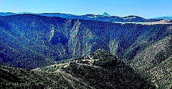 Темно-зеленый бархатистый ковер из мха на южной стороне влажной лесной лощины. На вершине горы царит напряженная тишина, слышно лишь собственное дыхание. Слои сухих ветвей и листьев, несущиеся горным потоком вдоль елей. Мерцание горного источника, переливающегося через край деревянного водопоя. Следы тормозов и плугов на крутом поле, спускающемся прямо к каньону. Мягкая текстура листьев можжевельника, пробивающихся сквозь сухой карст Златибора. Группа высоких сосен, выступающих над туманом, словно мачты затонувшего корабля. Каменные плиты, покрытые лишайниками, образующие естественные ступени на склоне. Солнце, преломляющееся сквозь плотную дождевую завесу и создающее радугу над Муртеницей. Запах влажной земли и гниющих листьев в глубоких расщелинах леса Златибора. Низкие кусты черники, приобретающие осенью цвет темного вина. Узкое ущелье, через которое ветер постоянно дует, издавая завывания и создавая горную музыку.