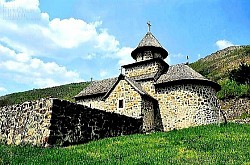 Утренний туман медленно рассеивается над пастбищами, открывая взору горные вершины. Острые горные хребты, покрытые глубоким снегом и льдом в зимние месяцы. Узкие каменистые тропы, ведущие к скрытым смотровым площадкам Златибора. Лесной родник, бьющий из-под корней старой сосны, окруженной прохладным мхом. Пейзаж нетронутой дикой природы, где слышны только звук ветра и крики хищных птиц. Иней на сосновых ветвях, мерцающих в ярком горном солнце.