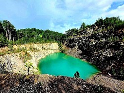 Белые известняковые вершины, резко выступающие из зеленых горных лугов. Густой хвойный лес с высокими елями и соснами, покрывающими склоны гор. Вид на горный хребет Чигота, когда облака низко опускаются над его вершинами. Кристально чистая вода горного озера, отражающая стройные сосны на берегу. Лучи солнца, пробивающиеся сквозь сосны на горе Торник. Стадо овец, разбросанных по широким золотистым лугам у подножия горы.