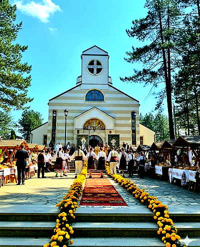 Церковь Преображения Господня в Златиборе — Златибор — одна из самых красивых и посещаемых гор Сербии, известная своими обширными пастбищами, целебным воздухом и уникальной розой ветров, что делает её природным оздоровительным курортом. Свое название она получила благодаря редкому виду золотистой сосны, но её истинное богатство — это люди, традиции и пейзажи, излучающие гостеприимство. От городского туристического центра до отдаленных горных деревень, Златибор на протяжении веков представлял собой сочетание нетронутой природы и культурного наследия, которое очаровывает посетителей со всего мира.